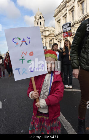 Whitehall, Londra, Regno Unito. 4° febbraio 2017. Manifestanti alla fermata Trump's Divieto di musulmani nel centro di Londra. Credito: Matteo Chattle/Alamy Live News Foto Stock