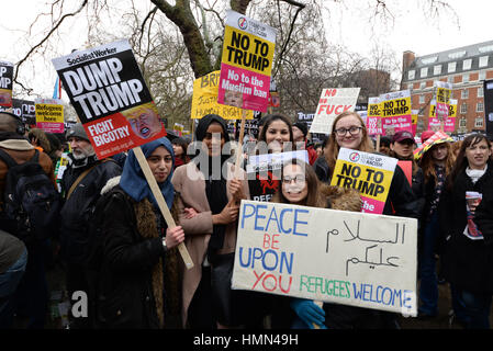 Divieto musulmano. I manifestanti radunati fuori l'ambasciata Usa a Londra e hanno marciato a Downing Street per protestare contro Donald Trump's ordine esecutivo - doppiato il suo 'Muslim divieto' Foto Stock