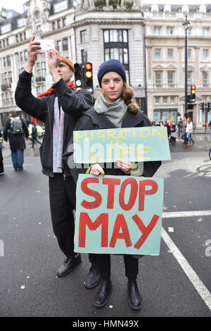 Whitehall, Londra, Regno Unito. 4° febbraio 2017. Manifestanti alla fermata Trump's Divieto di musulmani nel centro di Londra. Credito: Matteo Chattle/Alamy Live News Foto Stock