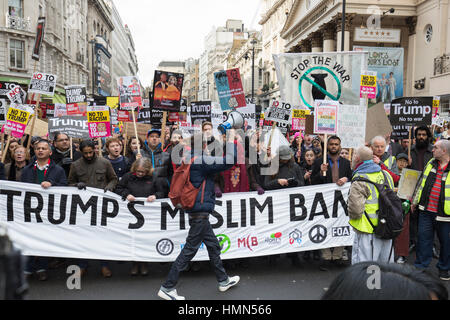 Londra, Regno Unito. 04 febbraio 2017. Persone protestano in un altro marzo contro il presidente americano Donald Trump e il suo ordine esecutivo che il divieto di immigrazione provenienti da sette paesi musulmani. Molte bandiere contro il PM Theresa Maggio e il rapporto speciale TRA IL REGNO UNITO E GLI STATI UNITI D'AMERICA M Theresa Maggio. © Laura De Meo / Alamy Live News Foto Stock