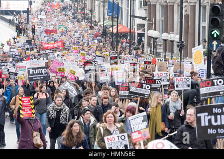 Londra, Regno Unito. 4 febbraio 2017. Migliaia di manifestanti marzo tra l'Ambasciata americana in Grosvenor Square, a Downing Street, in segno di protesta contro la Donald Trump's controverso divieto di viaggio Credito: Adrian lobby/Alamy Live News Foto Stock