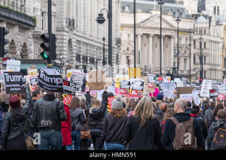 Londra, Regno Unito. 4 febbraio 2017. Migliaia di manifestanti marzo tra l'Ambasciata americana in Grosvenor Square, a Downing Street, in segno di protesta contro la Donald Trump's controverso divieto di viaggio Credito: Adrian lobby/Alamy Live News Foto Stock