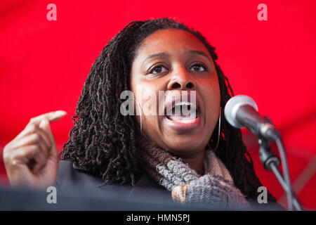 Londra, Regno Unito. 4 febbraio 2017. Alba Butler, manodopera MP per Brent Central, indirizzi di migliaia di manifestanti davanti all'Ambasciata degli Stati Uniti a Grosvenor Square prima di una marcia attraverso il centro di Londra per protestare contro le restrizioni di viaggio per gli Stati Uniti hanno imposto da un ordine esecutivo che su sette paesi a maggioranza islamica dal presidente Donald Trump e la mancanza di forti critiche di tali misure da parte del governo britannico. L'ordine effettuato dal Presidente Trump vieta i viaggi negli Stati Uniti da Iran, Iraq, Siria, Sudan, Somalia, Libia e Yemen. Credito: Mark Kerrison/Alamy Live News Foto Stock