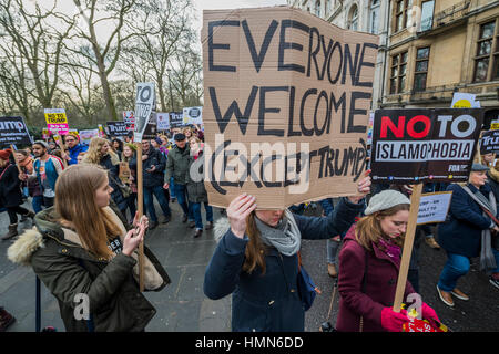 Londra, Regno Unito. 4 febbraio 2017. Sulla Piccadilly - A marzo contro il razzismo e per il divieto di divieto (contro l'immigrazione da alcuni paesi per gli Stati Uniti) è organizzato da Stand fino al razzismo e supportati da fermare la guerra e diversi sindacati. Essa ha affermato con un rally presso l Ambasciata degli Stati Uniti a Grosvenor Square e finì in Whitehall al di fuori di Downing Street. Migliaia di persone di tutte le razze e di tutte le età hanno partecipato. Credito: Guy Bell/Alamy Live News Foto Stock