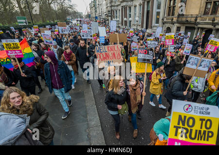 Londra, Regno Unito. 4 febbraio 2017. Sulla Piccadilly - A marzo contro il razzismo e per il divieto di divieto (contro l'immigrazione da alcuni paesi per gli Stati Uniti) è organizzato da Stand fino al razzismo e supportati da fermare la guerra e diversi sindacati. Essa ha affermato con un rally presso l Ambasciata degli Stati Uniti a Grosvenor Square e finì in Whitehall al di fuori di Downing Street. Migliaia di persone di tutte le razze e di tutte le età hanno partecipato. Credito: Guy Bell/Alamy Live News Foto Stock