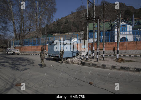Srinagar Kashmir. 10 Febbraio, 2017. Paramilitari indiano troopers posizionarsi al di fuori dell'Ufficio delle Nazioni Unite per gli osservatori militari di Gruppo in India e Pakistan (UNMOGIP), a Srinagar, capitale estiva del Kashmir, il 10 febbraio, 2017. Coprifuoco-quali le restrizioni sono state imposte in Srinagar per impedire una marcia di protesta a UNMOGIP a premere per il ritorno delle spoglie di Jammu e Kashmir Liberation Front fondatore Muhammad Maqbool Bhat e attacco del Parlamento convict Muhammad Afzal Guru. Credito: Javed Dar/Xinhua/Alamy Live News Foto Stock