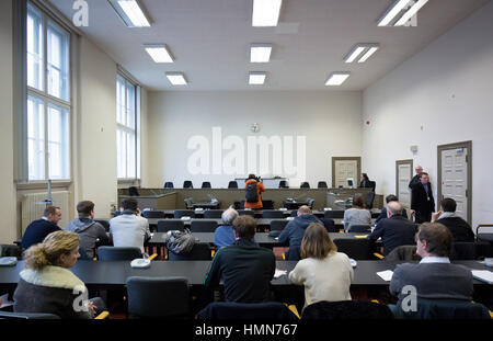 Amburgo, Germania. 10 Febbraio, 2017. I giornalisti di attendere nella sala di corte di giustizia penale edificio prima che l'annuncio del verdetto riguardante il ricorso per ingiunzione dal Presidente turco Erdogan contro il tedesco satiro Jan Boehmermann ad Amburgo, Germania, 10 febbraio 2017. Foto: Christian Charisius dpa/piscina/dpa/Alamy Live News Foto Stock