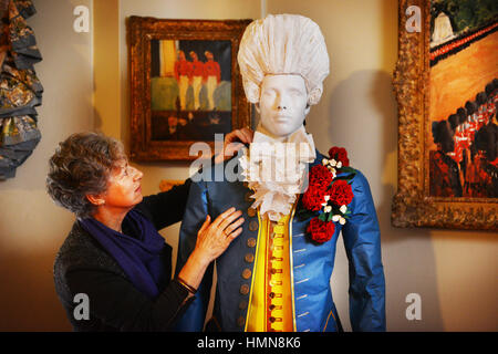 Oxfordshire, Regno Unito .10 Febbraio, 2017. La passione per la moda in mostra al Palazzo di Blenheim. 300 anni di stile visualizzato in tutto i palazzi camere di stato Denise Watson carta di controllo ruff sulla carta costume scultura che ha realizzato appositamente per la mostra. Mostra dura XI Febbraio - 23 Aprile Credito: Richard Cave/Alamy Live News Foto Stock