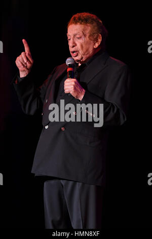 Fort Lauderdale, FL, Stati Uniti d'America. 09Feb, 2017. Jackie Mason esegue al Parker Playhouse il 9 febbraio 2017 a Fort Lauderdale, Florida. Foto Stock