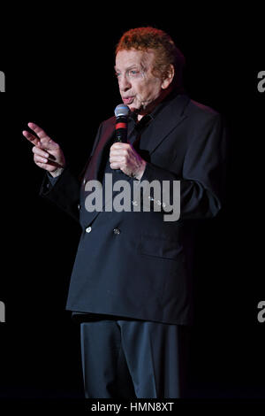 Fort Lauderdale, FL, Stati Uniti d'America. 09Feb, 2017. Jackie Mason esegue al Parker Playhouse il 9 febbraio 2017 a Fort Lauderdale, Florida. Foto Stock