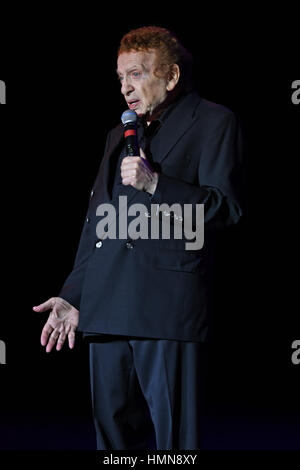 Fort Lauderdale, FL, Stati Uniti d'America. 09Feb, 2017. Jackie Mason esegue al Parker Playhouse il 9 febbraio 2017 a Fort Lauderdale, Florida. Foto Stock