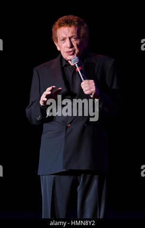 Fort Lauderdale, FL, Stati Uniti d'America. 09Feb, 2017. Jackie Mason esegue al Parker Playhouse il 9 febbraio 2017 a Fort Lauderdale, Florida. Foto Stock