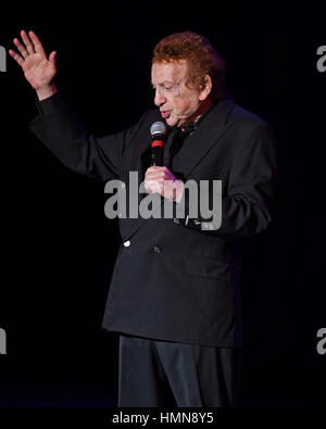 Fort Lauderdale, FL, Stati Uniti d'America. 09Feb, 2017. Jackie Mason esegue al Parker Playhouse il 9 febbraio 2017 a Fort Lauderdale, Florida. Foto Stock