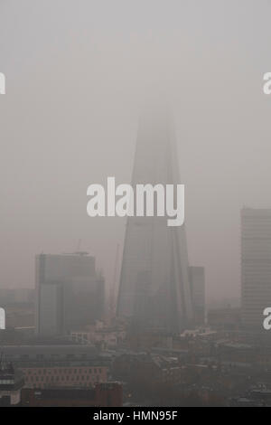 Londra, Regno Unito. 10 Febbraio, 2017. Bassa visibilità con edifici alti oscurata, pioggia e vento amaro in grigio Londra centrale. Credito: Malcolm Park editoriale/Alamy Live News Foto Stock