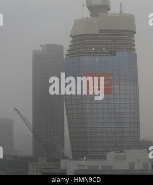 Londra, Regno Unito. 10 Febbraio, 2017. Bassa visibilità con edifici alti oscurata, pioggia e vento amaro in grigio Londra centrale. Credito: Malcolm Park editoriale/Alamy Live News Foto Stock