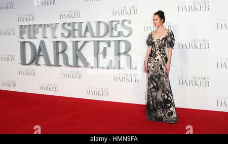 Londra, UK, UK. Il 9 febbraio, 2017. Dakota Johnson assiste il Regno Unito Premiere di 'Cinquanta sfumature più scure all' Odeon Leciester Square. Credito: Ferdaus Shamim/ZUMA filo/Alamy Live News Foto Stock