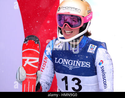 San Moritz, Svizzera. 10 Febbraio, 2017. Michelle Gisin dalla Svizzera reagisce dopo lo slalom della donna insieme al Campionato mondiale di sci alpino a San Moritz, Svizzera, 10 febbraio 2017. Foto: Michael Kappeler/dpa/Alamy Live News Foto Stock