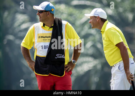 Kuala Lumpur, Malesia. 10 Febbraio, 2017. Giorno due al campionato Maybank Malesia 2017 a Kuala Lumpur. Sam Brazel con il suo caddy guardare il cliente sullo schermo. Credito: Danny Chan/Alamy Live News Foto Stock