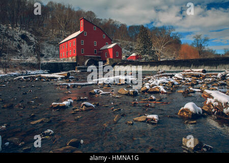 New Jersey, USA. Il 9 febbraio, 2017. Il mulino rosso a Clinton New Jersey, affacciato sul fiume Raritan, è coperto di neve poco dopo la tempesta di neve Niko dissipata. Credito: Jimmy Kastner/Alamy Live News Foto Stock