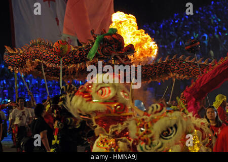 Singapore. 10 Febbraio, 2017. Ballerini eseguono dragon dance durante Chingay parata tenutasi a Singapore F1 Pit edificio della pista nel febbraio 10, 2017. Credito: Quindi Chih Wey/Xinhua/Alamy Live News Foto Stock