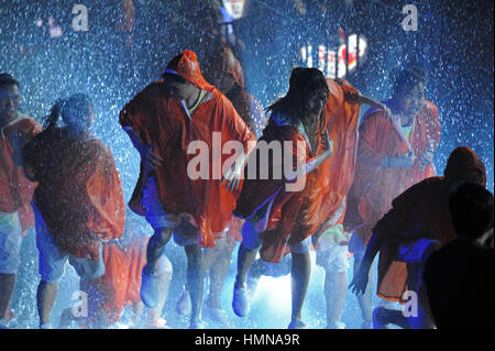 Singapore. 10 Febbraio, 2017. Ballerini eseguono durante Chingay parata tenutasi a Singapore F1 Pit edificio della pista nel febbraio 10, 2017. Credito: Quindi Chih Wey/Xinhua/Alamy Live News Foto Stock