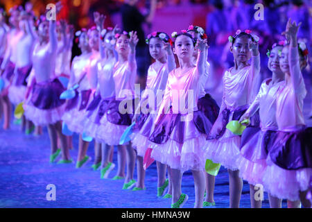 Singapore. 10 Febbraio, 2017. Ballerini eseguono durante Chingay parata tenutasi a Singapore F1 Pit edificio della pista nel febbraio 10, 2017. Credito: Quindi Chih Wey/Xinhua/Alamy Live News Foto Stock