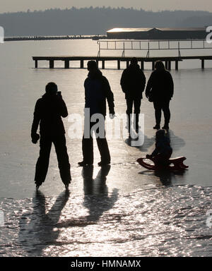 Waren, Germania. 10 Febbraio, 2017. Passeggini a fare una passeggiata sul ghiaccio-superficie coperta del lago di Müritz in Waren, Germania, 10 febbraio 2017. Il ghiaccio è attualmente solo dieci centimetri di spessore ma è più spesso cresce ogni giorno. Foto: Bernd Wüstneck/dpa-Zentralbild/dpa/Alamy Live News Foto Stock