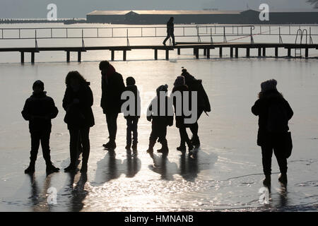 Waren, Germania. 10 Febbraio, 2017. Passeggini a fare una passeggiata sul ghiaccio-superficie coperta del lago di Müritz in Waren, Germania, 10 febbraio 2017. Il ghiaccio è attualmente solo dieci centimetri di spessore ma è più spesso cresce ogni giorno. Foto: Bernd Wüstneck/dpa-Zentralbild/dpa/Alamy Live News Foto Stock