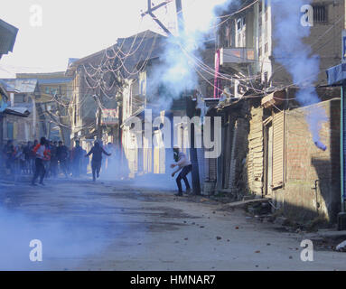 Srinagar Kashmir. 9 febbraio 2017. Un manifestante Kashmir getta torna in una vista prospettica in esploso di lacrimogeni scafo in corrispondenza di forze di sicurezza indiane durante una manifestazione di protesta a Srinagar, Indiano Kashmir controllata, Venerdì, il 10 febbraio, 2017. Le forze indiane sparato gas lacrimogeni i serbatoi per evitare che una marcia di protesta per il contestato regione himalayana dell'Ufficio delle Nazioni Unite di osservatori militari Gruppo in India e Pakistan (UNMOGIP) chiamato dal leader separatista esigente le spoglie mortali di Maqbool Bhat, fondatore di Jammu Kashmir librazione (anteriore JKLF) e Afzal Guru, un uomo del Kashmir eseguito dopo la condanna di attaccare il Parliame indiano Foto Stock