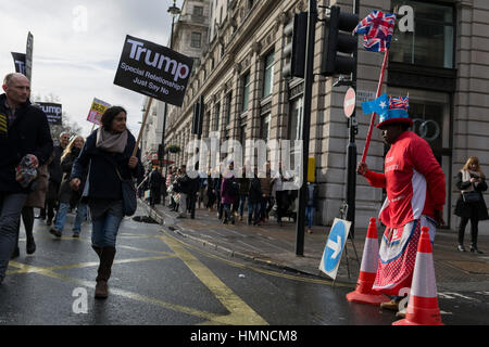 Arrestare Trump's divieto musulmano dimostrazione il 4 febbraio 2017 a Londra, Regno Unito. La protesta fu invitato da fermare la guerra di coalizione, Stand fino al razzismo, associazione musulmana della Gran Bretagna, Musulmana di impegno e di sviluppo, il Consiglio musulmano della Gran Bretagna, CND e amici di Al-Aqsa. Migliaia di dimostranti si sono radunati per manifestare contro Trump's divieto di musulmani, dicendo che deve essere contrastata da tutti coloro che sono contro il razzismo e il sostegno dei diritti umani fondamentali e per Teresa non possono di collusione con lui. Foto Stock