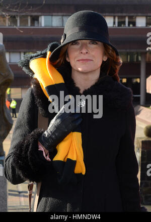 Suzi Perry presentatore della televisione in arrivo per il funerale di Sir Jack Hayward Foto Stock