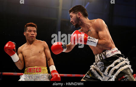 Andrew Selby (destra) contro Ardin Diale durante il WBC International pesi mosca titolo bout all'Olympia di Londra. Foto Stock