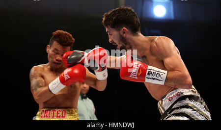 Andrew Selby (destra) contro Ardin Diale durante il WBC International pesi mosca titolo bout all'Olympia di Londra. Foto Stock