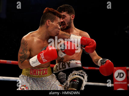 Andrew Selby (destra) contro Ardin Diale durante il WBC International pesi mosca titolo bout all'Olympia di Londra. Foto Stock