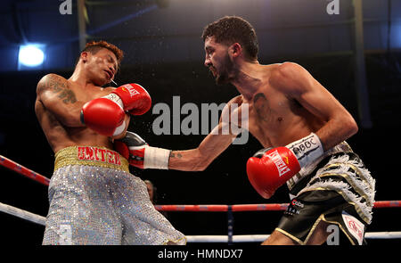 Andrew Selby (destra) contro Ardin Diale durante il WBC International pesi mosca titolo bout all'Olympia di Londra. Foto Stock