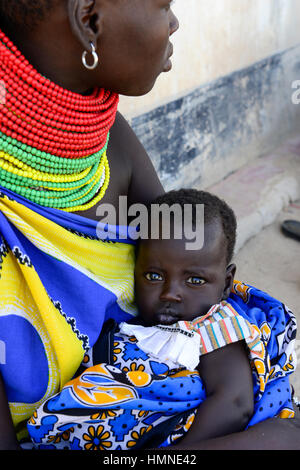 KENYA Turkana, Lodwar, villaggio Kaitese, stazione di salute, madre e bambini sono in attesa fuori per il trattamento / KENIA, Turkana tribù, salvare i bambini unterstuetzen Frauen bei Ernaehrungssicherung, Gesundheit und siccità resilienza, Gesundheitsstation, Mutter tipo Untersuchung Foto Stock