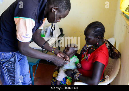 KENYA Turkana, Lodwar, villaggio Kaitese, stazione di salute, madre cura del bambino / KENIA, Turkana tribù, salvare i bambini unterstuetzen Frauen bei Ernaehrungssicherung, Gesundheit und siccità resilienza, Gesundheitsstation, Mutter tipo Untersuchung Foto Stock