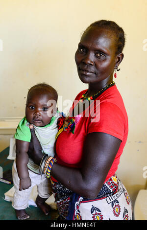 KENYA Turkana, Lodwar, villaggio Kaitese, stazione di salute, madre cura del bambino / KENIA, Turkana tribù, salvare i bambini unterstuetzen Frauen bei Ernaehrungssicherung, Gesundheit und siccità resilienza, Gesundheitsstation, Mutter tipo Untersuchung Foto Stock