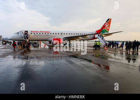 KENYA, Nairobi, JKIA Jomo Kenyatta International Airport, passeggero a bordo di un Kenya Airways aerei Embraer 190 dopo una doccia a pioggia Foto Stock