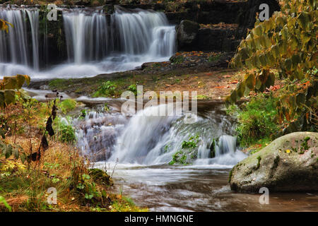 Cascate di acqua, cascate sul fiume Lomnica in Karpacz, monti Karkonosze, Sudetes, Polonia, Europa Foto Stock