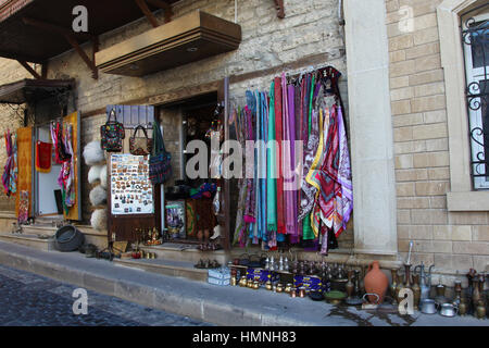 Azerbaigian. Baku. Negozio di souvenir e tappeti nella città vecchia. Foto Stock