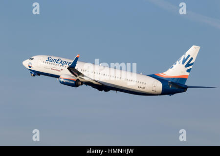 DUSSELDORF, Germania - 16 DIC 2016: Eurowings SunExpress Boeing 737 decollo dall'aeroporto di Dusseldorf. Foto Stock