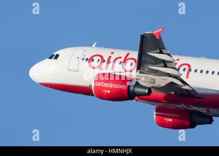 DUSSELDORF, Germania - 16 DIC 2016: Airbus A319 da Air Berlin decollare da Dusseldorf airpor Foto Stock