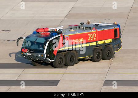 DUSSELDORF, Germania - 16 DIC 2016: Rosenbauer Panther Crashtender la guida su asfalto di Dusseldorf Airport. Foto Stock