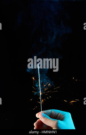 Ultimo splende dall sparkler isolati su sfondo nero Foto Stock