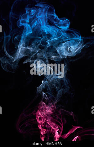 Colorati ricci nuvola di fumo isolato su nero Foto Stock