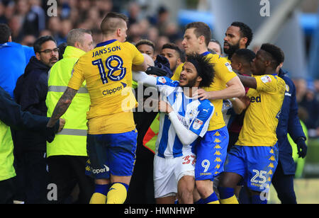 Modera flare come Huddersfield Town Isaia marrone (centro) e Leeds United's Pontus Jansson (sinistra) si confrontano tra loro durante il cielo di scommessa match del campionato a John Smith's Stadium, Huddersfield. Foto Stock