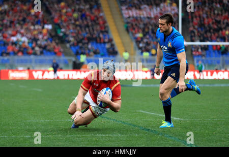 Il Galles Jonathan Davies punteggi per il team è stata la prima prova durante il RBS 6 Nazioni corrispondono allo Stadio Olimpico di Roma. Foto Stock