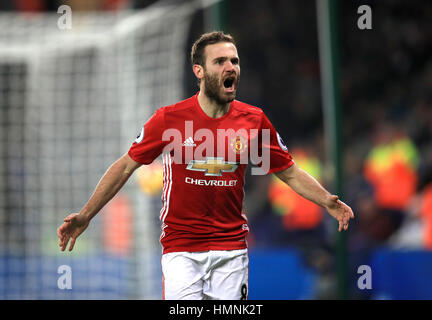 Il Manchester United Juan Mata celebra il punteggio al suo fianco il terzo obiettivo del gioco durante il match di Premier League al King Power Stadium, Leicester. Foto Stock