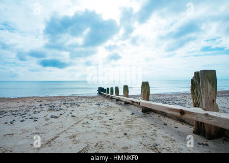 Pennelli sulla spiaggia a Rottingdean, 2017. Foto Stock